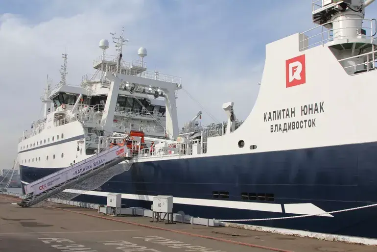 Гигант на воде: что умеет новый российский супертраулер «Капитан Юнак»? супертраулер, СТ-192, Капитан Юнак, Адмиралтейские верфи, РРПК, рыболовный траулер, безотходное производство, российское судно, Дальний Восток