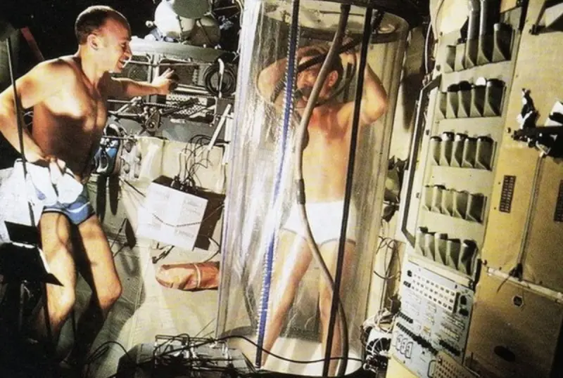 Космонавты Анатолий Березовой и Валентин Лебедев принимают душ на борту орбитальной станции Салют-7, 1982 год