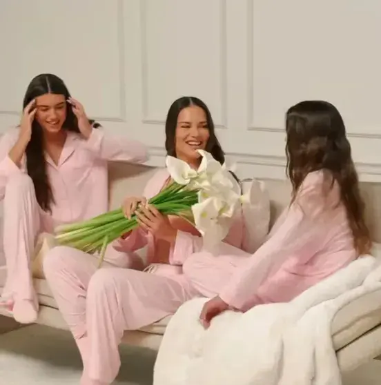 Мама и дочки: Адриана Лима покорила фанатов новой рекламой Victoria's Secret Адриана Лима, Victoria's Secret, супермодель, реклама, День матери, семья, дети, внешность, красота, знаменитости