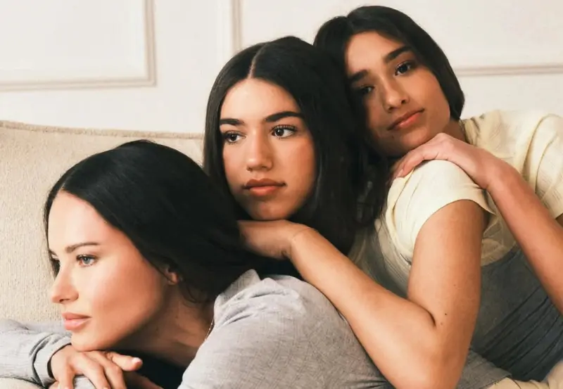 Мама и дочки: Адриана Лима покорила фанатов новой рекламой Victoria's Secret