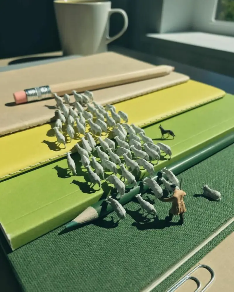 Как победить офисную тоску: 40+ миниатюрных шедевров из канцелярии креатив, миниатюры, офис, фотография, творчество, Деррик Лин, хобби