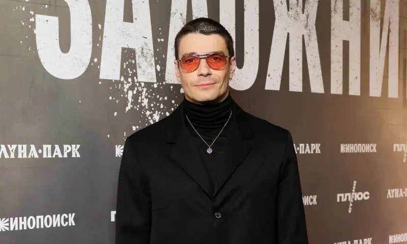 «Артисты — лучшие послы»: Матвеев, песчаная буря и новый образ Верника на премьере «Заложника»