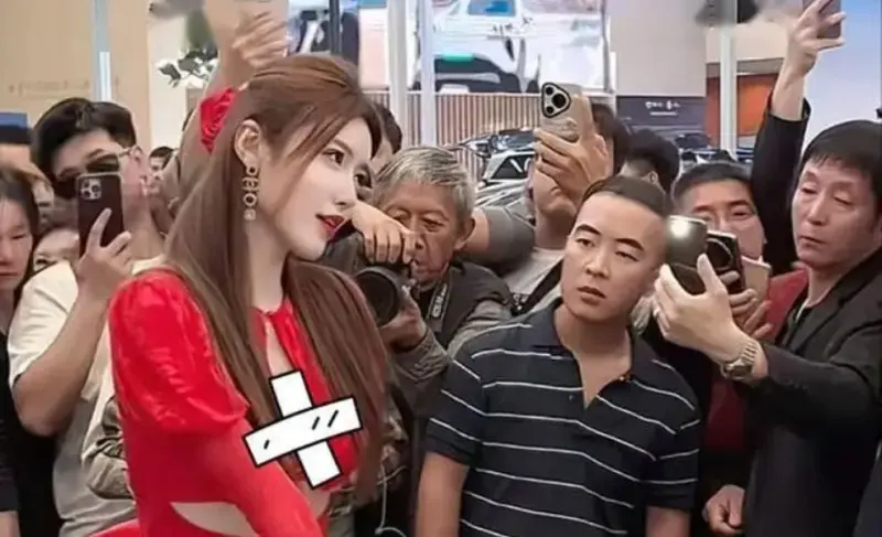 Посетитель автосалона выбрал живое наблюдение вместо съёмки на телефон