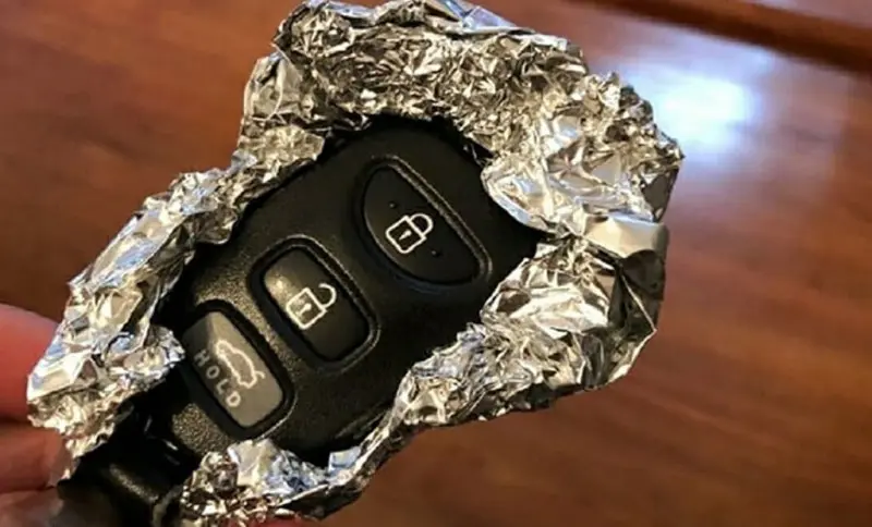 Почему водители оборачивают ключи в фольгу – эффективная защита от угонщиков фольга, авто, угон, защита, лайфхак, бесключевой доступ, клетка Фарадея