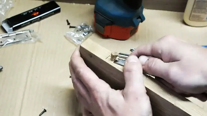 Как вытащить обломок самореза, если он сломался в самый неподходящий момент саморез, ремонт, инструмент, своими руками, лайфхак, дерево, шуруповерт