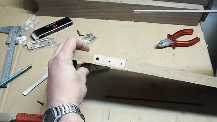 Как вытащить обломок самореза, если он сломался в самый неподходящий момент саморез, ремонт, инструмент, своими руками, лайфхак, дерево, шуруповерт