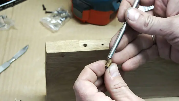 Как вытащить обломок самореза, если он сломался в самый неподходящий момент саморез, ремонт, инструмент, своими руками, лайфхак, дерево, шуруповерт