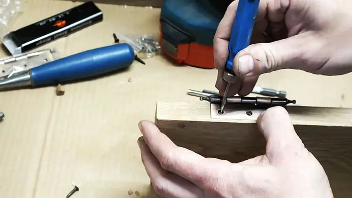 Как вытащить обломок самореза, если он сломался в самый неподходящий момент саморез, ремонт, инструмент, своими руками, лайфхак, дерево, шуруповерт