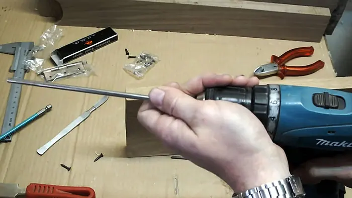 Как вытащить обломок самореза, если он сломался в самый неподходящий момент саморез, ремонт, инструмент, своими руками, лайфхак, дерево, шуруповерт