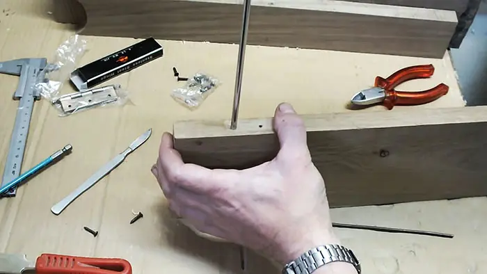 Как вытащить обломок самореза, если он сломался в самый неподходящий момент саморез, ремонт, инструмент, своими руками, лайфхак, дерево, шуруповерт