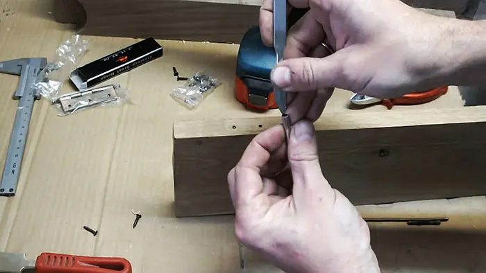 Как вытащить обломок самореза, если он сломался в самый неподходящий момент саморез, ремонт, инструмент, своими руками, лайфхак, дерево, шуруповерт