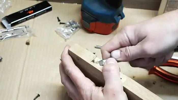 Как вытащить обломок самореза, если он сломался в самый неподходящий момент саморез, ремонт, инструмент, своими руками, лайфхак, дерево, шуруповерт