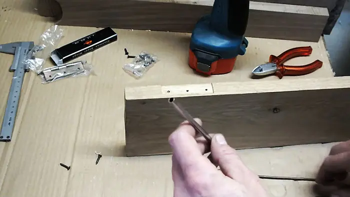 Как вытащить обломок самореза, если он сломался в самый неподходящий момент саморез, ремонт, инструмент, своими руками, лайфхак, дерево, шуруповерт