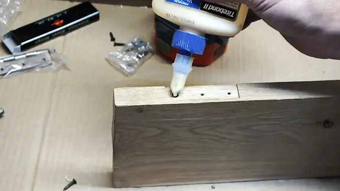 Как вытащить обломок самореза, если он сломался в самый неподходящий момент саморез, ремонт, инструмент, своими руками, лайфхак, дерево, шуруповерт