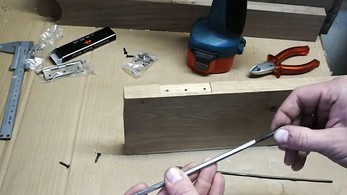 Как вытащить обломок самореза, если он сломался в самый неподходящий момент саморез, ремонт, инструмент, своими руками, лайфхак, дерево, шуруповерт