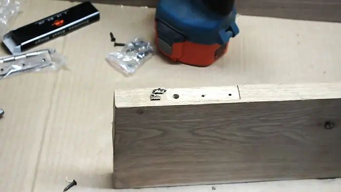 Как вытащить обломок самореза, если он сломался в самый неподходящий момент саморез, ремонт, инструмент, своими руками, лайфхак, дерево, шуруповерт