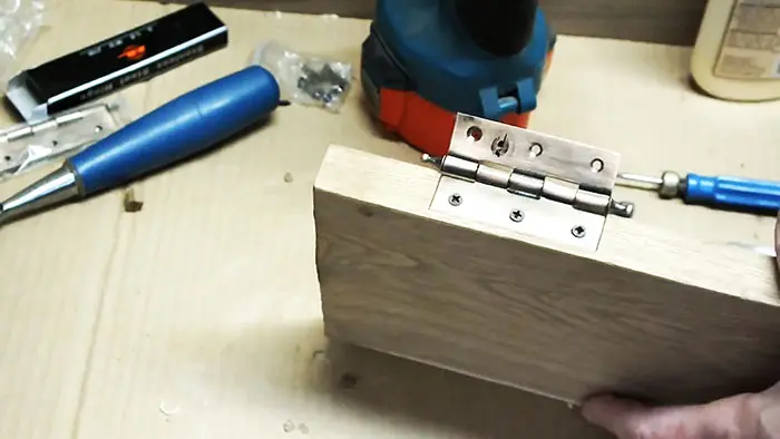 Как вытащить обломок самореза, если он сломался в самый неподходящий момент саморез, ремонт, инструмент, своими руками, лайфхак, дерево, шуруповерт