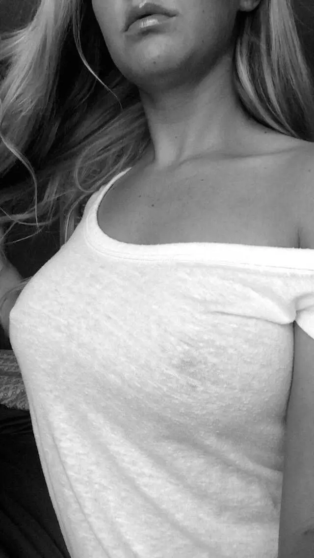 Девушки без белья: 21 кадр легкости и уверенности