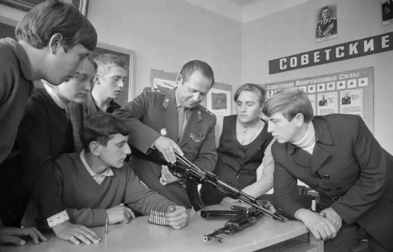 Что мы потеряли: 5 уроков из советского прошлого, о которых забыли современные дети ссср, школа, образование, черчение, нвп, чистописание, история, уроки