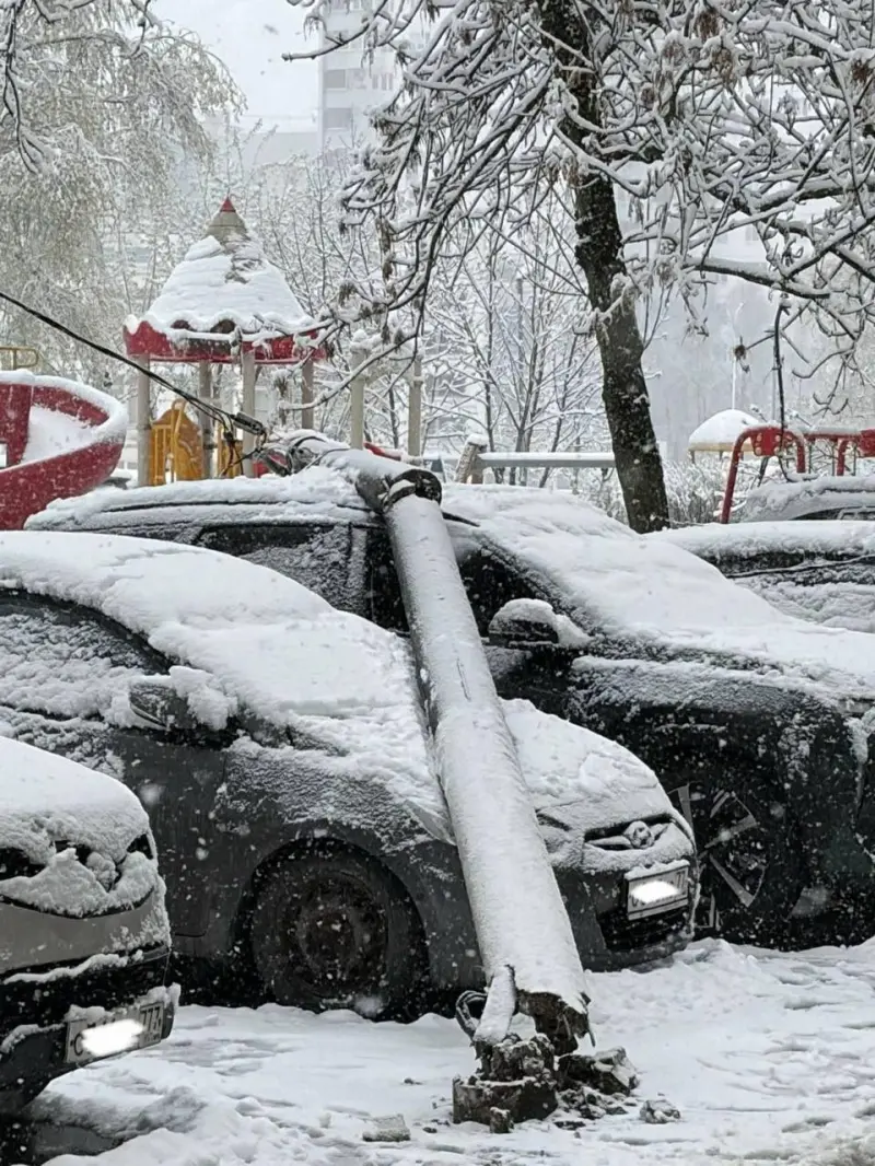 Апрельский снегопад в Москве: город сковали сугробы и хаос на дорогах Москва, снегопад, апрель, стихия, погода, последствия, транспорт, деревья