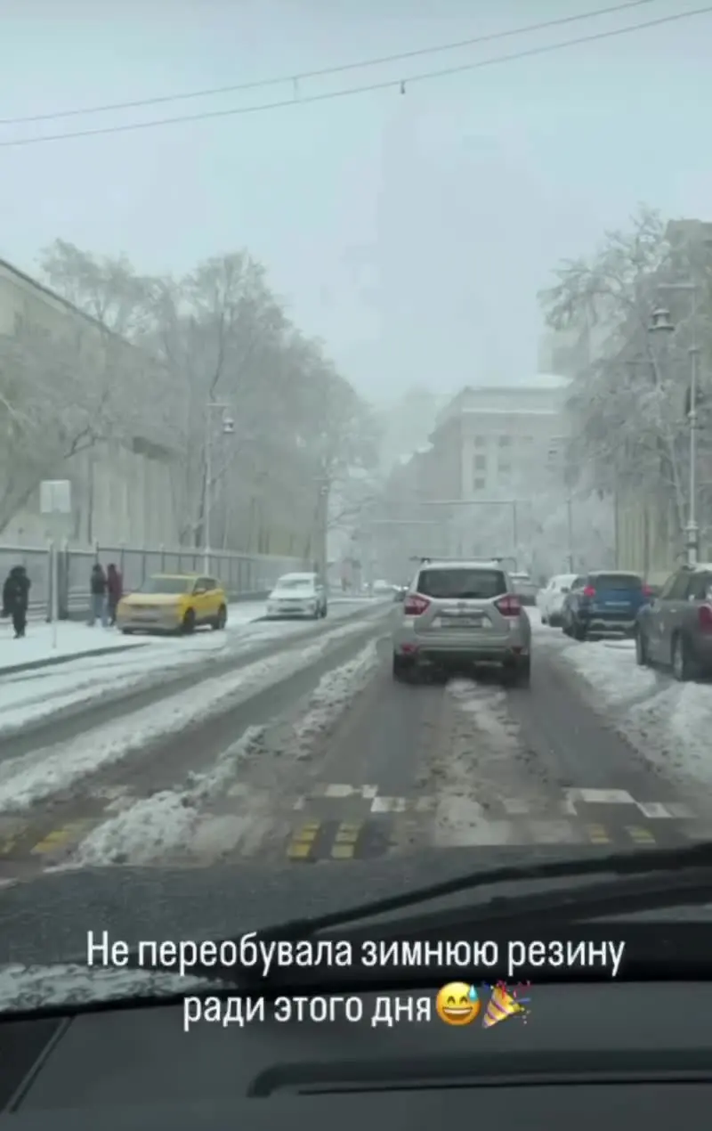 Апрельский снегопад в Москве: город сковали сугробы и хаос на дорогах Москва, снегопад, апрель, стихия, погода, последствия, транспорт, деревья