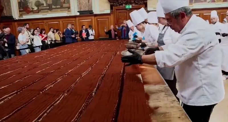 440 метров сладкого счастья: итальянские повара установили рекорд в Лондоне тирамису, рекорд, Лондон, десерт, итальянская кухня