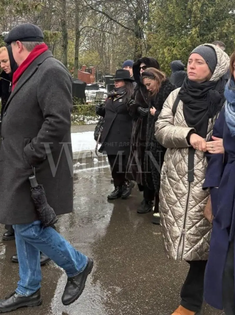 Сыновья не могли сдержать слез: тайна, которую Ольга Погодина раскрыла на похоронах Алексея Пиманова Алексей Пиманов, Ольга Погодина, похороны, инфаркт, сыновья, дочь, тайна, Троекуровское кладбище