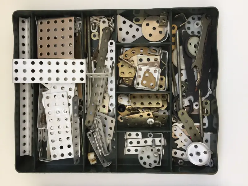 Советские конструкторы: от металлических пластин до пластиковых шедевров СССР, конструктор, игрушки, ностальгия, детство, советские игрушки, металлический конструктор, пластиковый конструктор