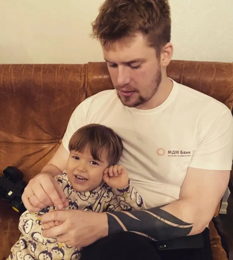 Как изменился старший сын Марии Шукшиной, который в одиночку воспитывает ребенка Мария Шукшина, Макар Касаткин, отец-одиночка, скандалы, личная жизнь звезд, сын актрисы, воспитание детей