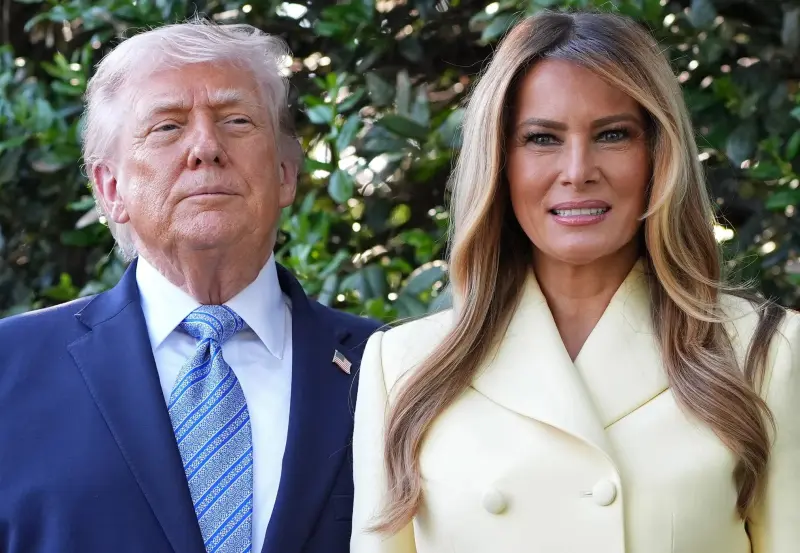 Трамп и король: Двойники в синем? Как прошла встреча в Белом доме Карл III, Камилла, Трамп, Мелания Трамп, визит, США, Белый дом, мода, королевская семья, брошь, принц Гарри, покушение