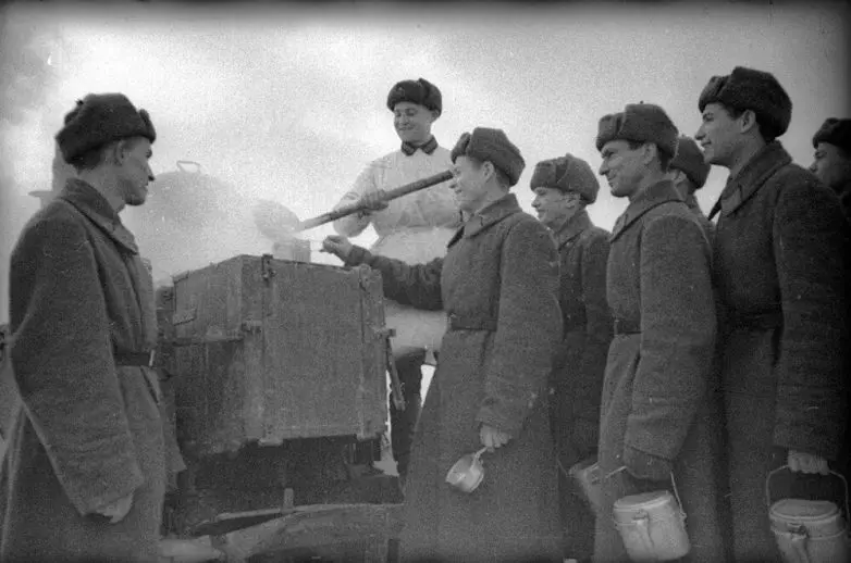 Часовая пауза: как проводили обеденный перерыв в СССР (28 архивных снимков) СССР, обед, перерыв, история, ретро, фотографии, советский союз, быт, рабочие, ностальгия