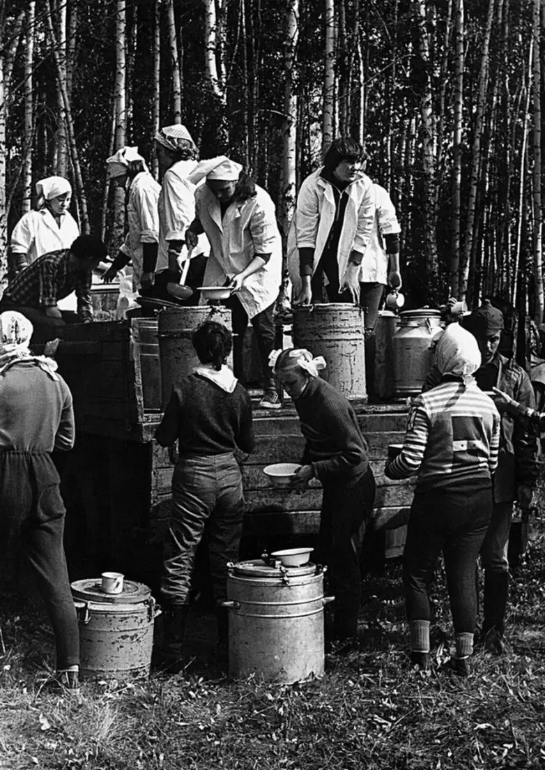 Часовая пауза: как проводили обеденный перерыв в СССР (28 архивных снимков) СССР, обед, перерыв, история, ретро, фотографии, советский союз, быт, рабочие, ностальгия