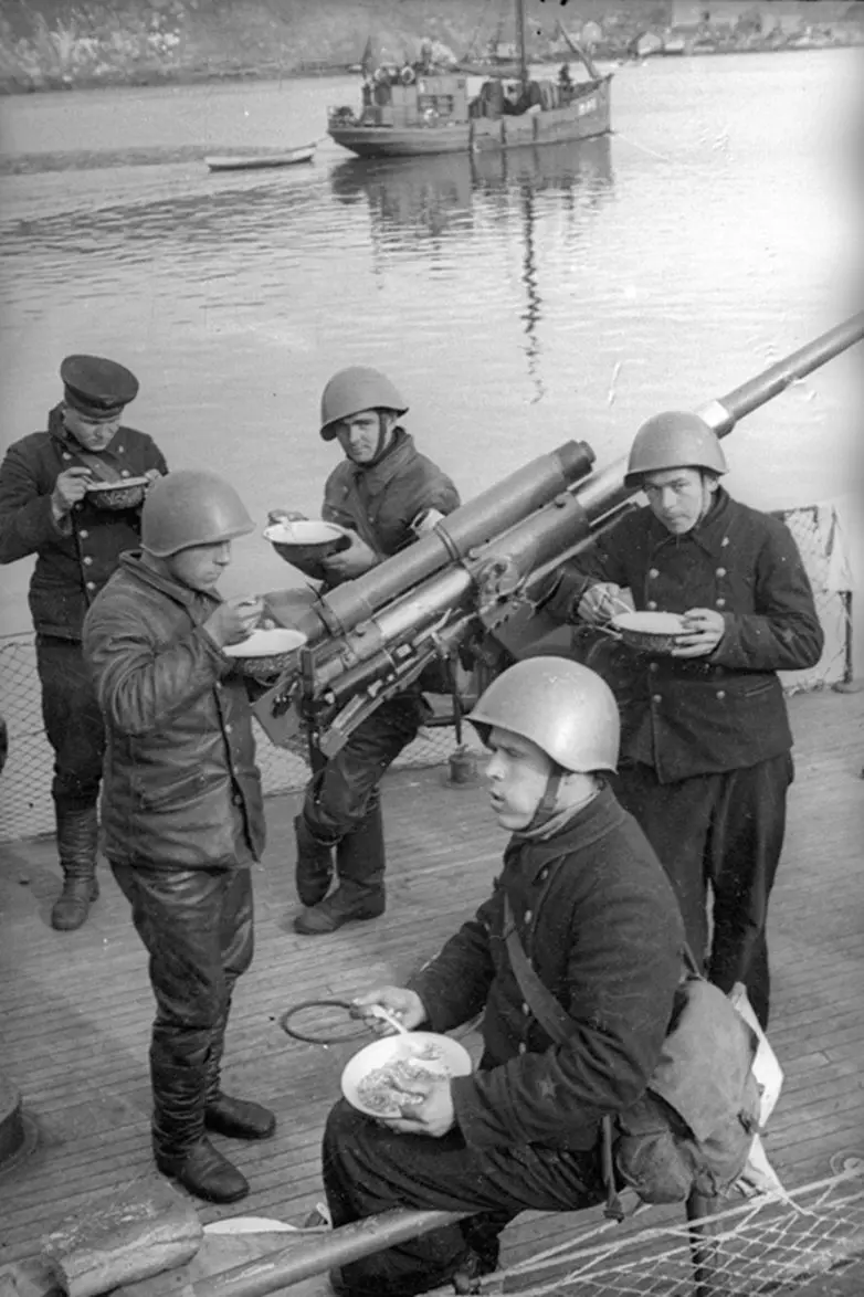 Часовая пауза: как проводили обеденный перерыв в СССР (28 архивных снимков) СССР, обед, перерыв, история, ретро, фотографии, советский союз, быт, рабочие, ностальгия