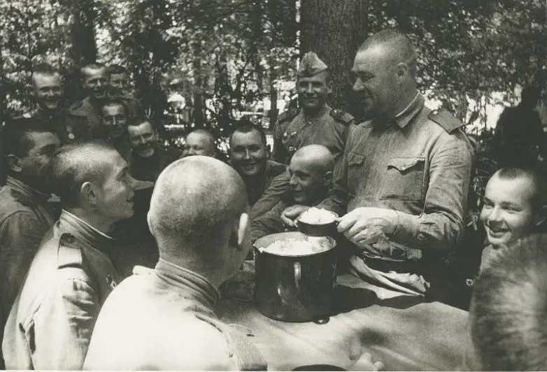 Часовая пауза: как проводили обеденный перерыв в СССР (28 архивных снимков) СССР, обед, перерыв, история, ретро, фотографии, советский союз, быт, рабочие, ностальгия