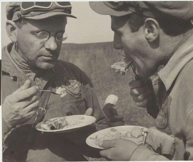 Часовая пауза: как проводили обеденный перерыв в СССР (28 архивных снимков) СССР, обед, перерыв, история, ретро, фотографии, советский союз, быт, рабочие, ностальгия