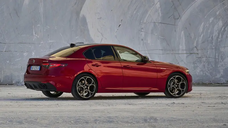 Новые Alfa Romeo Giulia и Stelvio: ставка на мощный бензин, а не на батарейки Alfa Romeo, Giulia, Stelvio, новый кузов, 2028 год, двигатель Hurricane, STLA Large, гибриды, электромобили, новинки авто