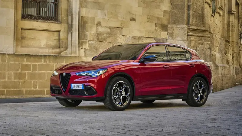 Новые Alfa Romeo Giulia и Stelvio: ставка на мощный бензин, а не на батарейки Alfa Romeo, Giulia, Stelvio, новый кузов, 2028 год, двигатель Hurricane, STLA Large, гибриды, электромобили, новинки авто