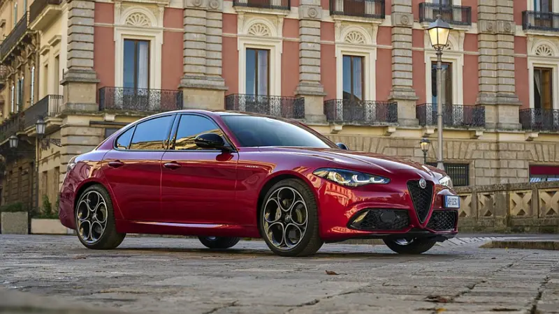 Новые Alfa Romeo Giulia и Stelvio: ставка на мощный бензин, а не на батарейки Alfa Romeo, Giulia, Stelvio, новый кузов, 2028 год, двигатель Hurricane, STLA Large, гибриды, электромобили, новинки авто