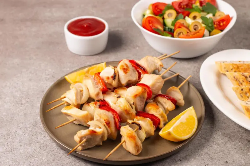 Идеальный шашлык из курицы: три рецепта маринада для невероятной сочности шашлык, курица, маринад, рецепт, готовка, мангал, сочное мясо