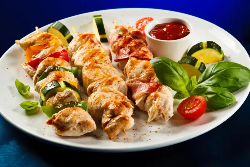 Идеальный шашлык из курицы: три рецепта маринада для невероятной сочности шашлык, курица, маринад, рецепт, готовка, мангал, сочное мясо