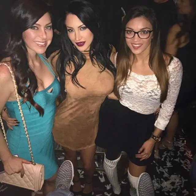 Магия приталенного кроя: 21 образ, где платье диктует правила игры мода, фотография, девушки, обтягивающие платья, стиль, женственность, гламур, красота