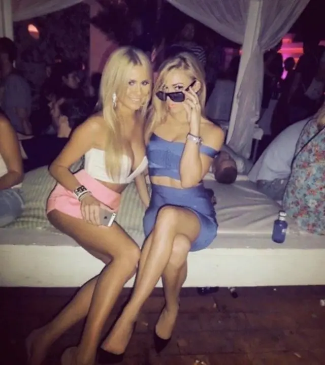 Магия приталенного кроя: 21 образ, где платье диктует правила игры мода, фотография, девушки, обтягивающие платья, стиль, женственность, гламур, красота