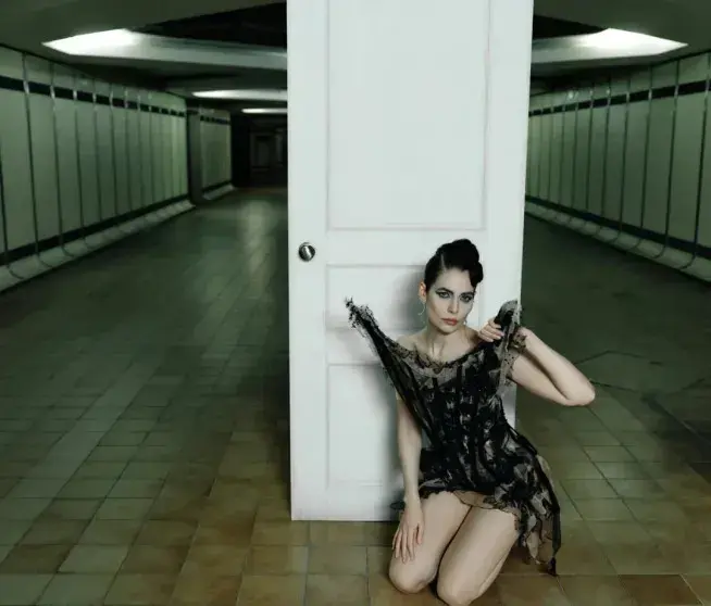 «Это про ужас возраста»: Юлия Снигирь в дерзком нуаре и с шокирующим заявлением Юлия Снигирь, Собака.ru, фотосессия, нуар, интервью, кино, театр, Евгений Цыганов