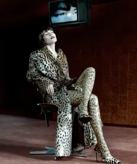 «Это про ужас возраста»: Юлия Снигирь в дерзком нуаре и с шокирующим заявлением Юлия Снигирь, Собака.ru, фотосессия, нуар, интервью, кино, театр, Евгений Цыганов