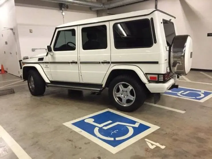 Почему им вообще выдали права? Парковочный апокалипсис в 18 кадрах