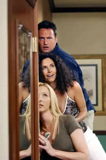 Сколько зарабатывают звезды «Друзей» спустя 22 года после финала? Цифры Лизы Кудроу Лиза Кудроу, Друзья, сериал, гонорары, Дженнифер Энистон, Кортни Кокс, Мэтт Леблан, Дэвид Швиммер, Мэттью Перри, авторские отчисления