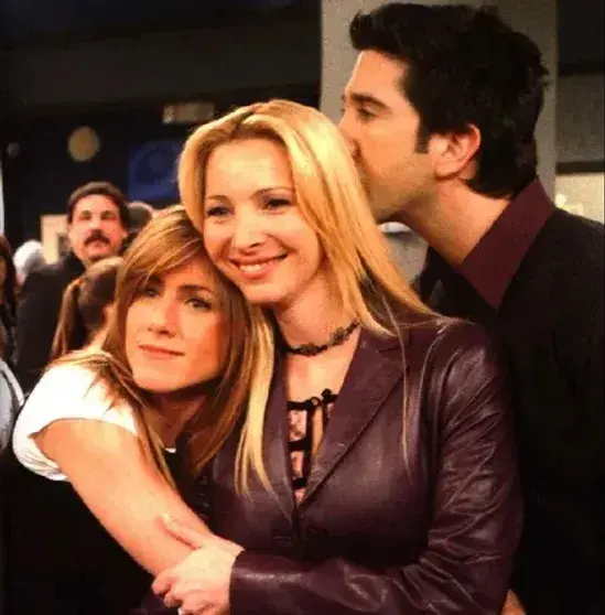 Сколько зарабатывают звезды «Друзей» спустя 22 года после финала? Цифры Лизы Кудроу Лиза Кудроу, Друзья, сериал, гонорары, Дженнифер Энистон, Кортни Кокс, Мэтт Леблан, Дэвид Швиммер, Мэттью Перри, авторские отчисления