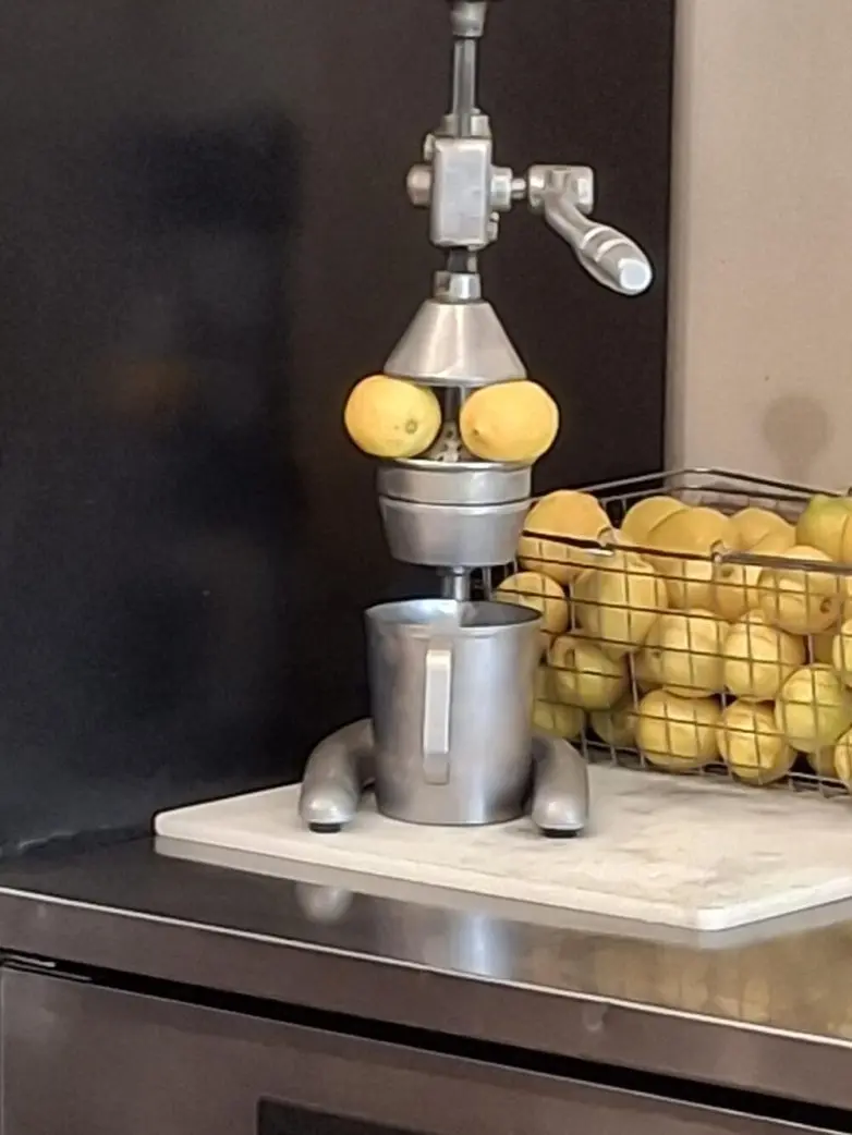 30 фото, после которых вы начнете подозревать каждую розетку в наличии души парейдолия, лица, предметы, фото, приколы, подборка, удивительное рядом