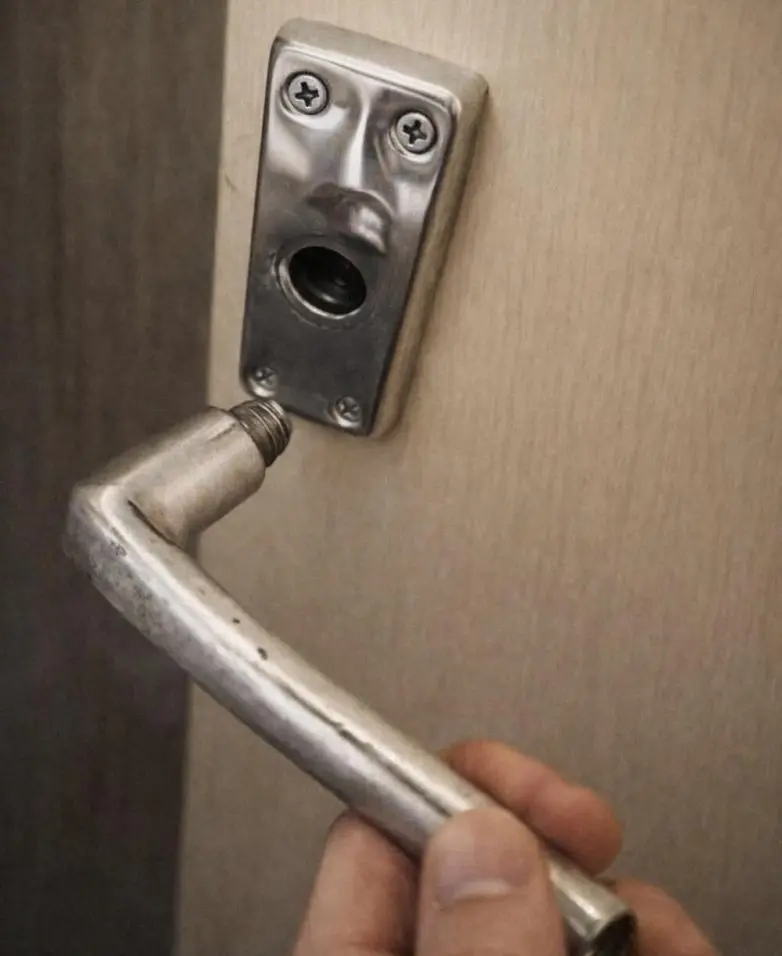 30 фото, после которых вы начнете подозревать каждую розетку в наличии души парейдолия, лица, предметы, фото, приколы, подборка, удивительное рядом