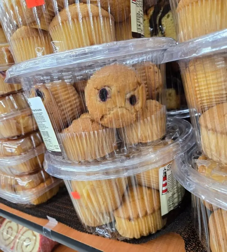 30 фото, после которых вы начнете подозревать каждую розетку в наличии души парейдолия, лица, предметы, фото, приколы, подборка, удивительное рядом